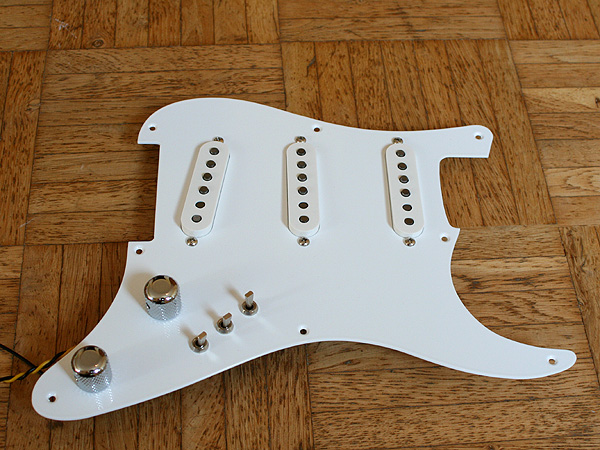 Loaded pickguard Wembley/On Every Street, white Aluminium